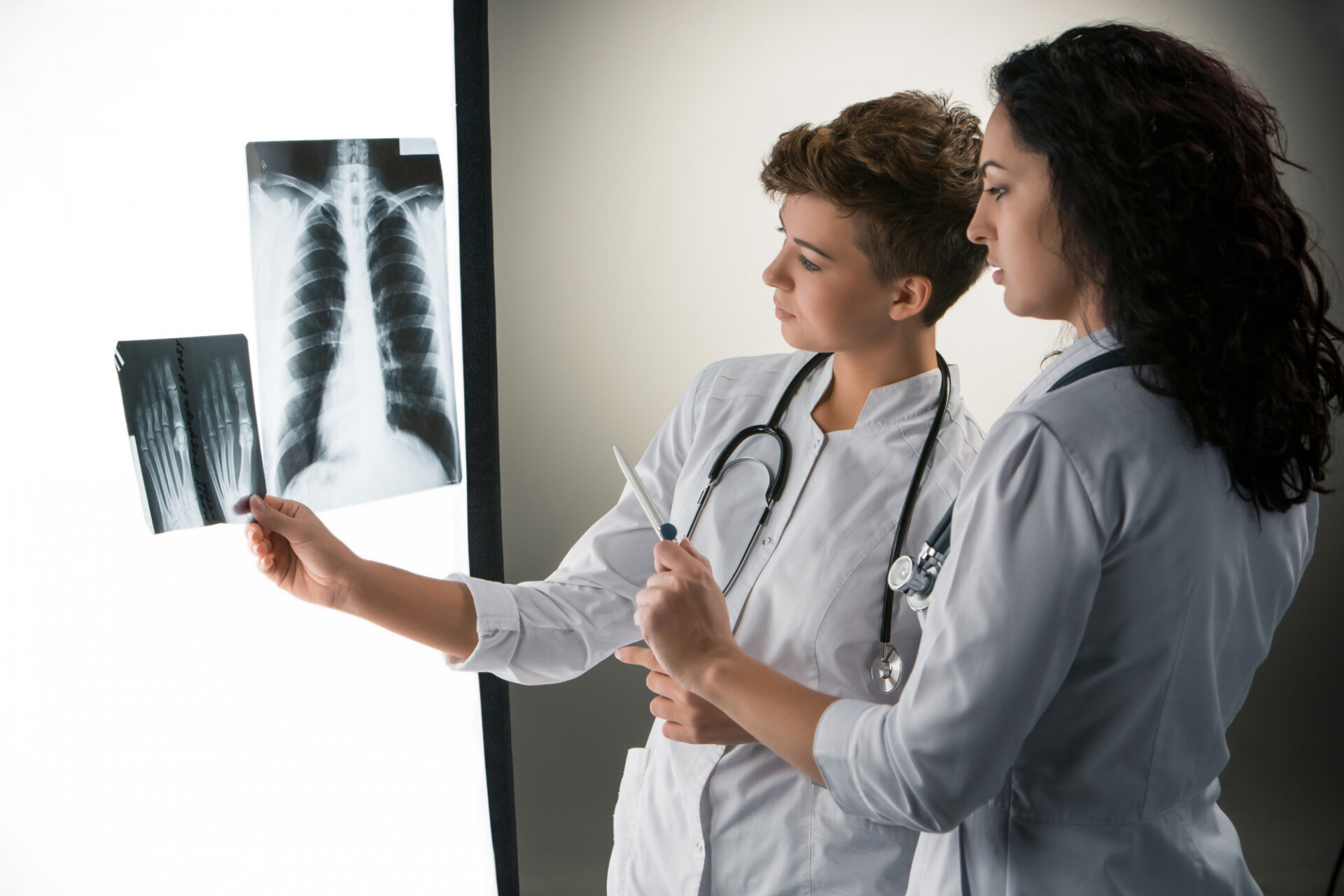 Doctores viendo radiografía